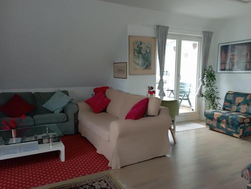 a living room with a couch and a table at Peaceful Apartment-3 Zi, Loggia & Garden in Blankenese in Hamburg