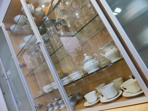 a display case with a bunch of cups and saucers at VILLA MON REPOS CON PISCINA Y A/A in Colera
