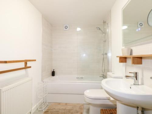 a bathroom with a sink and a toilet and a tub at The BullpenManor Farm in Salisbury