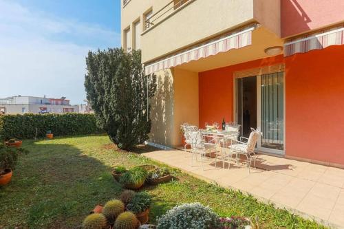 Apartment Fani with lovely garden , near the sea