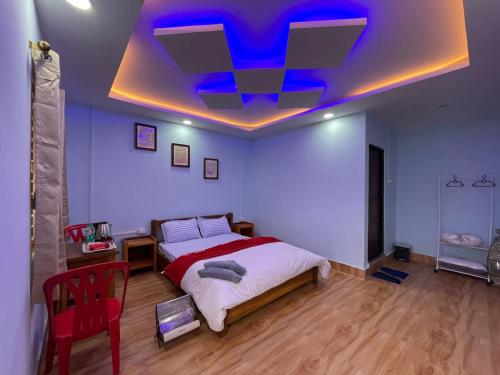 a bedroom with a bed and a purple ceiling at Chug Ling Serene in Chug