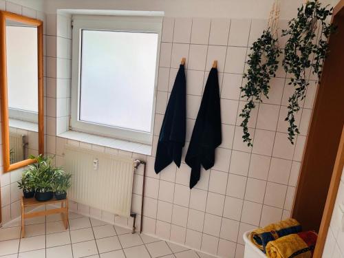 a bathroom with black umbrellas hanging on the wall at Harmonie im Grünen-Erdgeschoss-Ferienwohnung mit eigenem Eingang und direktem Gartenzugang in Wathlingen