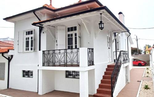 a white house with a balcony at 1000Jo Apartment T3 in Gulpilhares