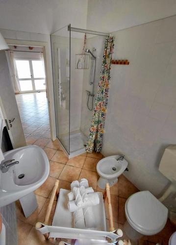 a bathroom with a sink and a toilet and a shower at Attico Surfhouse Mistral Estoril in Sal Rei