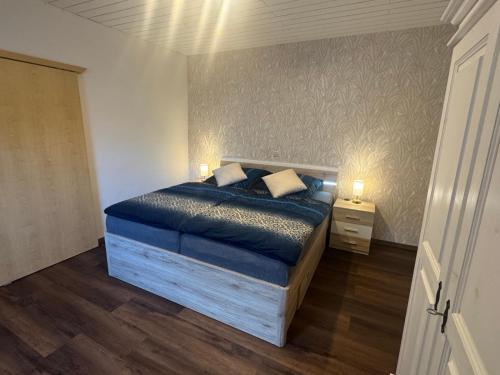 a bedroom with a bed with blue sheets and pillows at Gemütlich in Minden in Minden