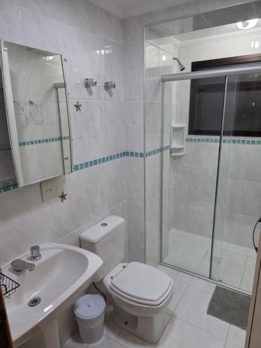 a bathroom with a shower and a toilet and a sink at Flat 108B com lazer próx ao centro in Serra Negra