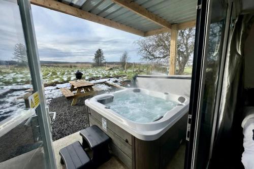 a bath tub sitting in the middle of a yard at The Lux Pod in Ballynameen