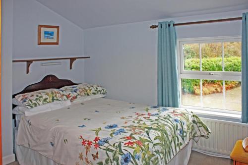 a bedroom with a bed and a window at 3 Bed in Sneem oc-i426 in Tullakeel