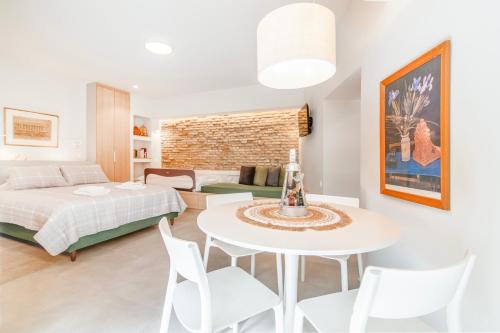 AVLI Central Athens Hideaway Walk to All Attractions