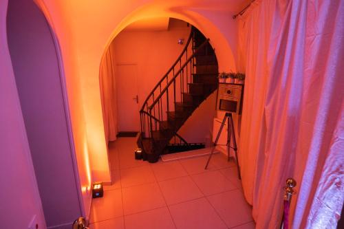 a hallway with an archway and a staircase in a house at Manoir Loft pour vos événements in Nanterre