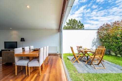 a dining room with a table and chairs at Quinta da Barca Golf in Gandra