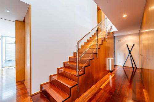 a staircase in a home with wooden flooring and a stair case at Quinta da Barca Golf in Gandra