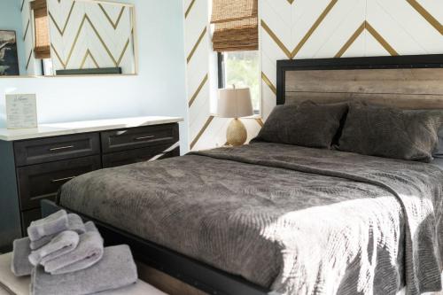 a bedroom with a bed and a desk with towels at Romantic Guest House · Heated Spa & Pool · Private Retreat in Fort Lauderdale