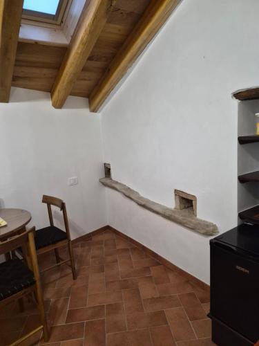 a kitchen with a table and a chair in a room at Il Castellaro ai Sassi in Guiglia