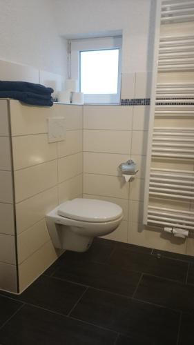 Et badeværelse på Ferienwohnung Weseraue