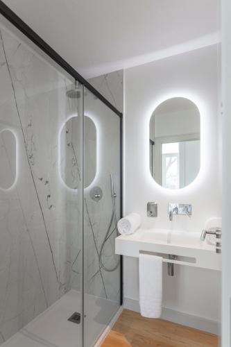 a bathroom with a shower and a sink at Casa dos Aromas - Heritage & Comfort - ApartHotel in Coimbra