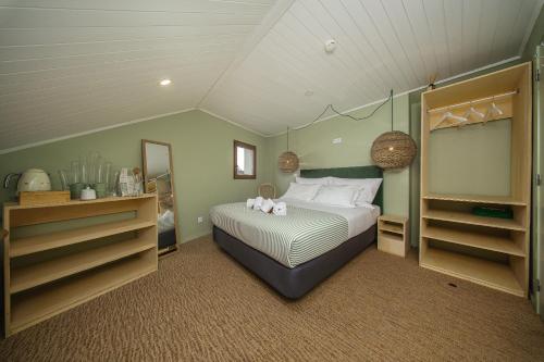 a bedroom with a bed in a room at Achada do Teixeira Mountain Spot Lodge in Santana