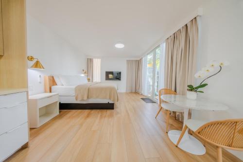 a hotel room with a bed and a table at Green Island Inn in Fort Lauderdale
