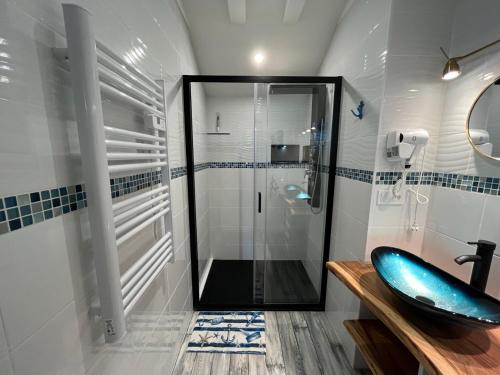 a bathroom with a shower and a sink at Les Roitelets "MARINE" Appartement T4 Duplex 80m2 - Thème Marin - Entièrement NEUF - Classé 3 étoiles - Proche Centre-ville & Thermes - Tout Confort - Ménage et Linge de maison INCLUS in La Bourboule