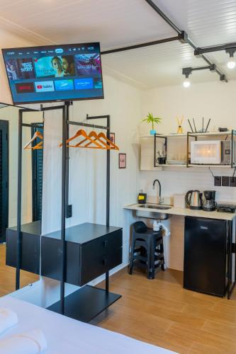 a room with a desk with a tv on top at Studio Container - Conforto e Ótima Localização in Sinop