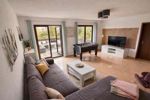 a living room with a couch and a piano at Ferienhaus ,,Pier 7" am See - 2 Wohnungen mit Garten für bis zu 11 Personen, einzeln oder zusammen buchbar in Große Mühle
