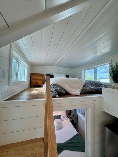 a bed in the middle of a tiny house at Horseshoe Tiny home in Scottsdale