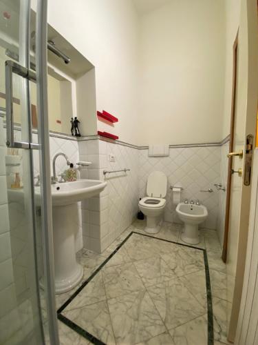 a bathroom with two toilets and a sink at la casa d'oro in Arezzo
