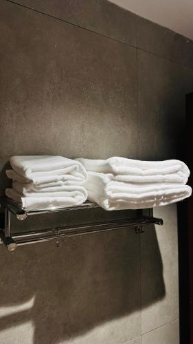 a pile of white towels sitting on a shelf at الزاوية للشقق الفندقية in Medina