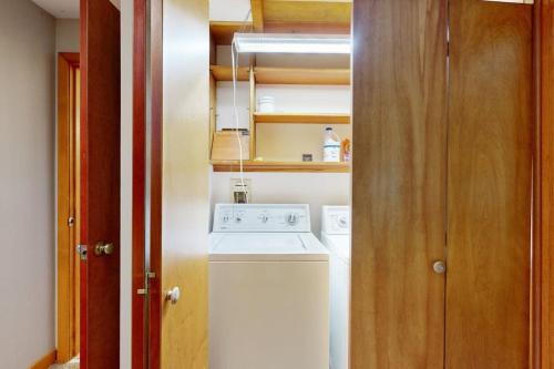 a washer and dryer in a small kitchen at Samoset Vacation in Gilford