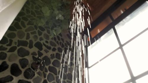 a chandelier hanging from the ceiling in a room at Cabaña Silencio en Casa Ilusión in Guarne