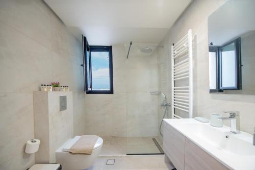 Bany a SunHall City Maisonette
