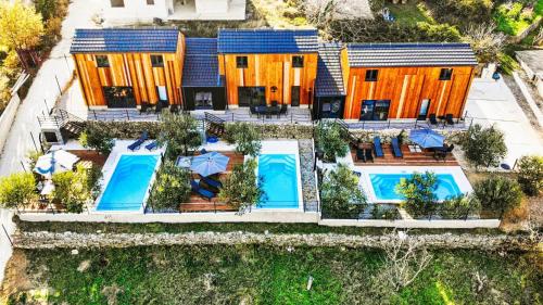 Olive house 3 pools -12 person