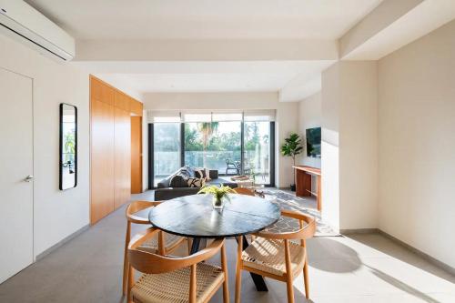 a living room with a table and chairs at 105 Downtown cerca de playa y el malecón in Puerto Vallarta
