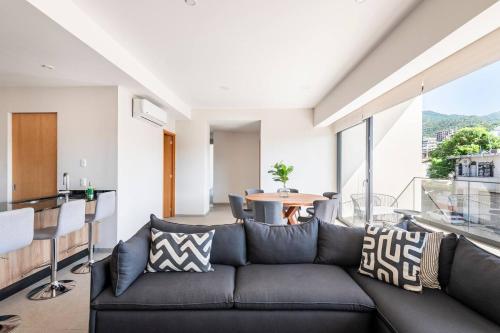a living room with a couch and a table at 105 Downtown cerca de playa y el malecón in Puerto Vallarta