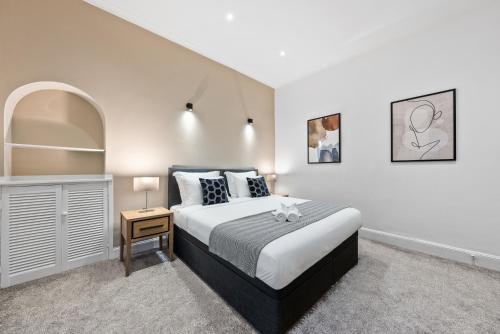 a bedroom with a king sized bed in a room at Loch Lomond Retreat in Bonhill