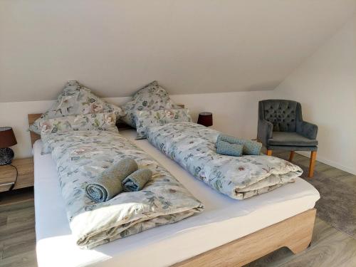 a bedroom with a bed and a chair at Cozy Home in der Heide, zentral und ruhig in Schneverdingen