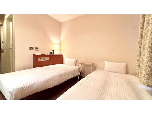 a room with two beds in a room at Royal Hotel Uohachi - Vacation STAY 71048v in Toyota