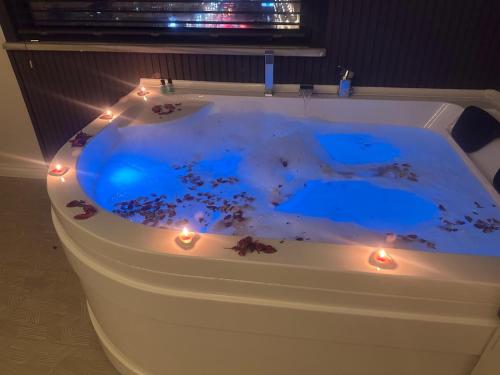 eine Badewanne gefüllt mit blauem Wasser und Lichtern in der Unterkunft Anı Park Hotel in Pendik