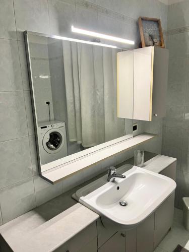 a bathroom with a sink and a mirror at Iris in Montecchio Maggiore