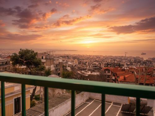 GimiSpaceTop - Panoramic 2BR Residence with City Views