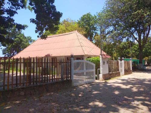una valla con una puerta delante de un edificio en Bed & Breakfast T.T, en Río Hato