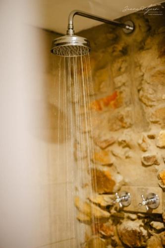a shower with water pouring out of it at Uitkyk Kliphuisie in Uniondale