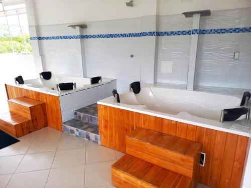 a bathroom with two sinks and a bath tub at Hotel Colombia - Apulo in Apulo