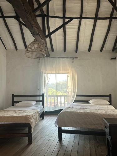 a bedroom with two beds and a window at Casa casco urbano in San Gil