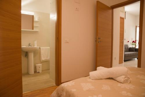 a small bathroom with a bed and a sink at La Ruelle in Sulmona
