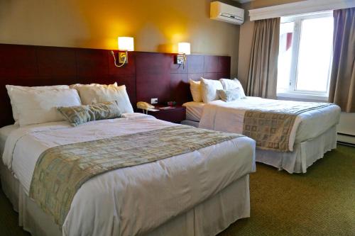 Una cama o camas en una habitación de Ocean View Hotel