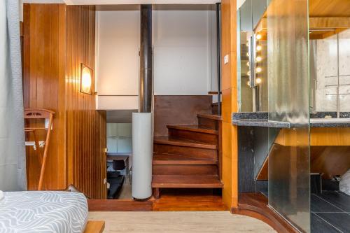 a room with a staircase and a bed in a room at BaruHaus triplex piscina y parking in Villamañán