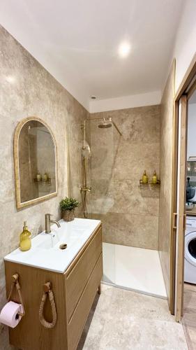 a bathroom with a sink and a shower at Casa Alba in Saint-Chamond