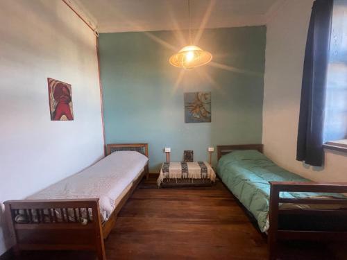 a bedroom with two beds and a window at Casa Che in Valparaíso