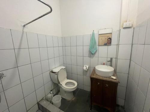 a bathroom with a toilet and a sink and a mirror at Casa Che in Valparaíso